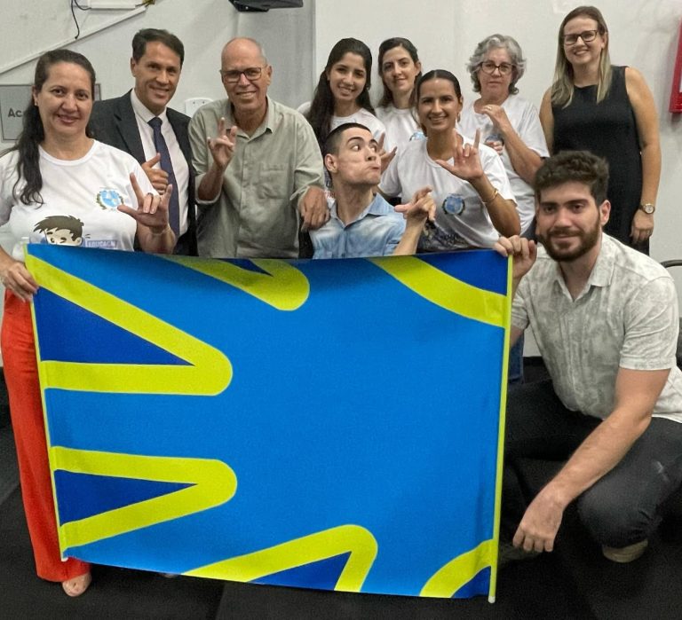 Jovem surdo e com paralisia cerebral é homenageado pela Câmara de Catalão após aprovação na UFCAT