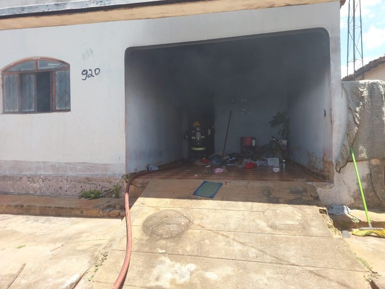 Incêndio em residência de Catalão: morador dormia quando o fogo começou