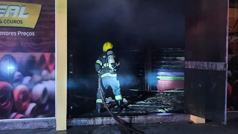 Incêndio destrói parte de loja de tecidos em Catalão: bombeiros controlam as chamas