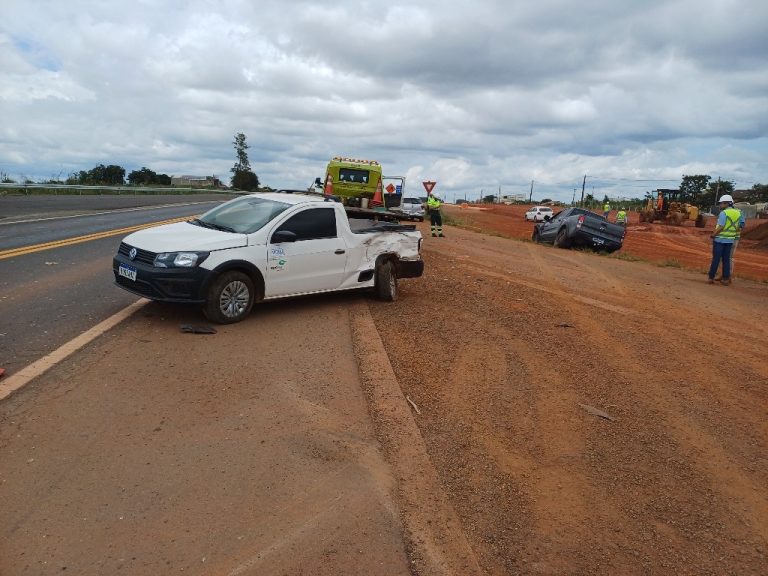 Carro da Eco 050 se envolve em acidente no trevo do clube da Fosfértil em Catalão; Três ficaram feridos