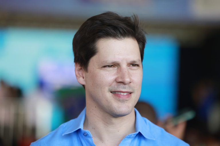 Daniel Vilela lidera pesquisa e fortalece base governista