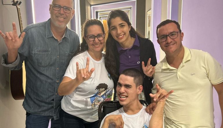 Superação e Inspiração: Jovem surdo e com paralisia cerebral é aprovado na UFCAT e sonha com carreira na Nintendo