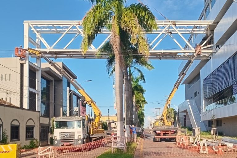 Catalão: Passarela entre Nasr Faiad e Polares é instalada