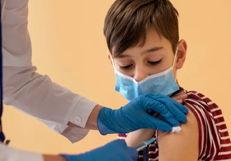 STJ impõe multa a pais que recusam vacinar filhos contra a Covid-19