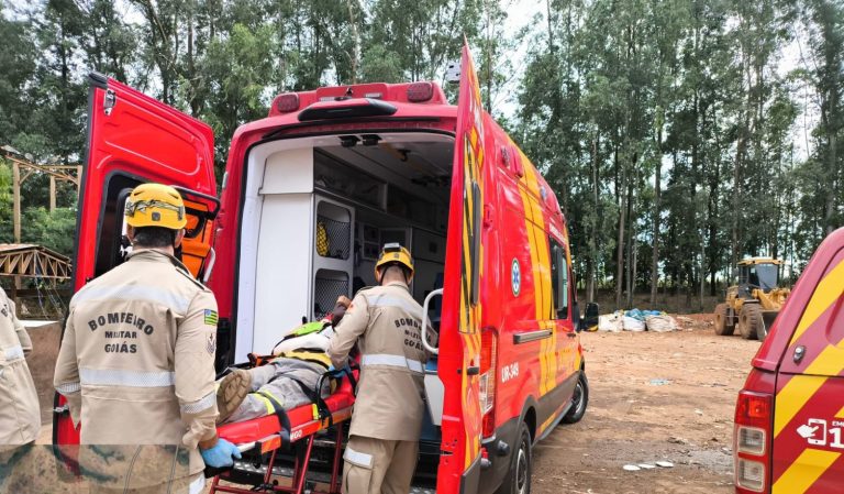 Bombeiros de Catalão resgatam vítima de acidente com máquina em usina de reciclagem