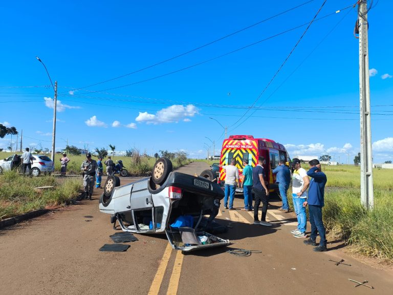Colisão entre veículos provoca capotamento e deixa quatro feridos em Catalão