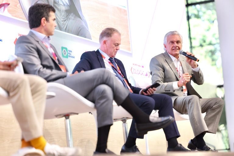 Caiado apresenta liderança de goiás na educação em evento em SP