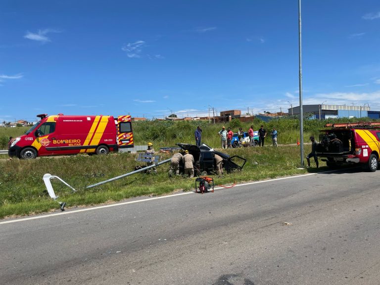 Motorista sofre fratura e fica preso nas ferragens após colidir com poste em Catalão