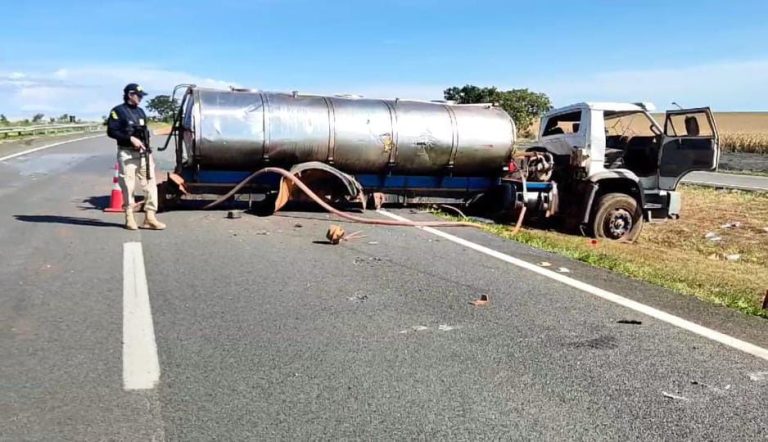 Caminhão capota na BR-050 e motorista fica gravemente ferido