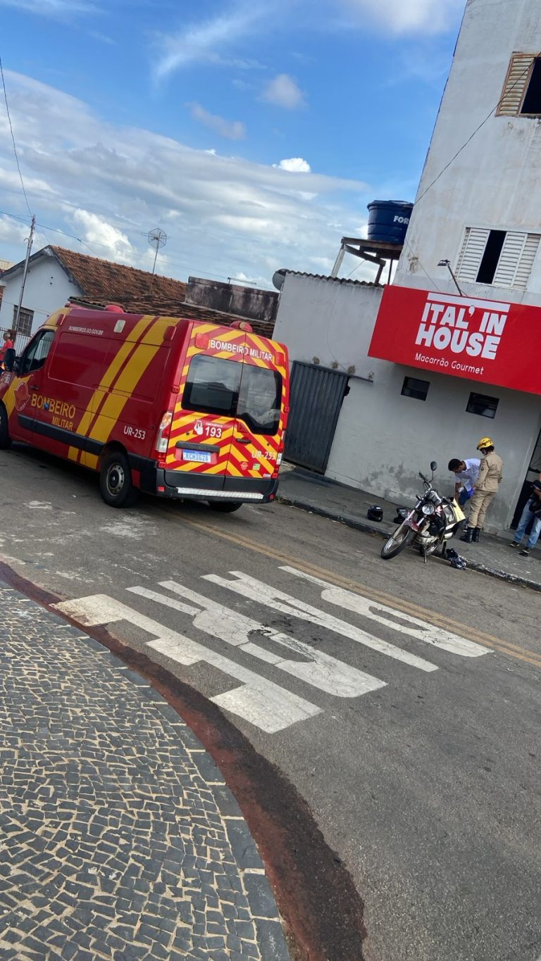 Colisão entre moto e veículo de grande porte deixa dois feridos, em Catalão