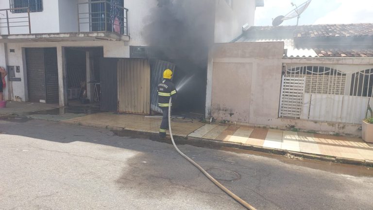 Carro pega fogo na garagem de residência em Catalão