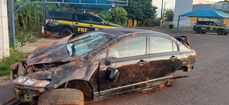 Motorista abandona veículo após capotamento na BR-050 em Catalão