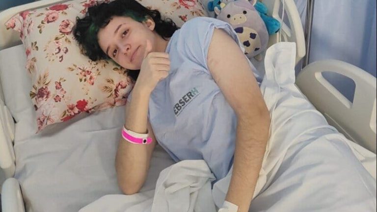 Badiinho Solidário: Anna Lívia, de 17 anos, precisa de prótese de quadril para realizar o sonho de voltar a estudar