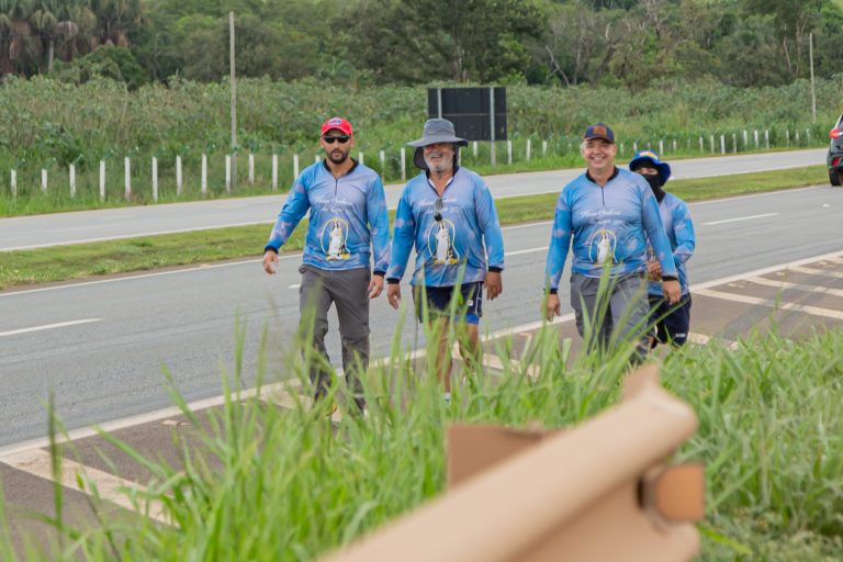 No caminho da fé: Romeiros de Catalão a caminho da Festa da Lapa, em Vazante (MG)