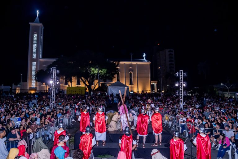 Milhares se emocionaram com encenação da Paixão de Cristo em Catalão