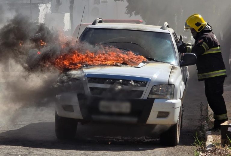 Caminhonete pega fogo em Catalão e sofre danos significativos