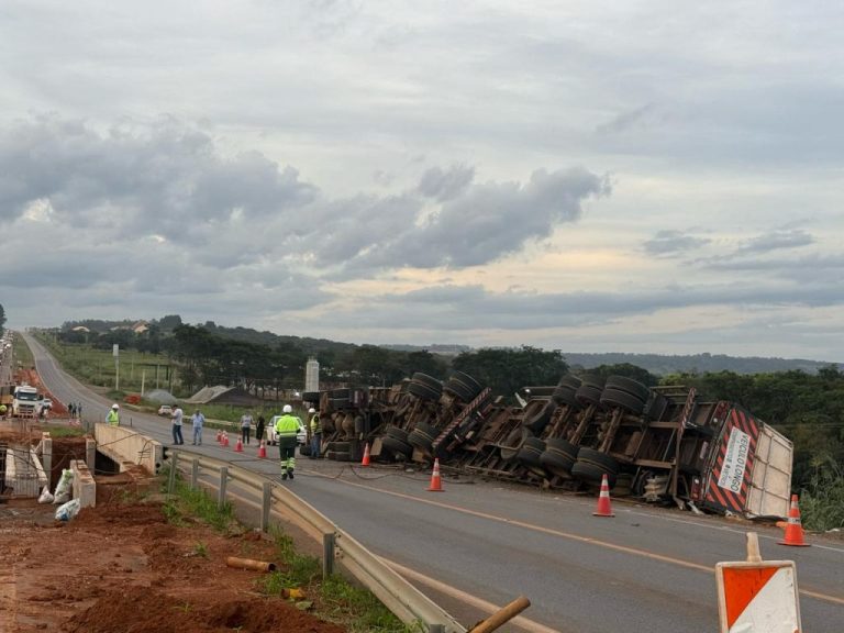 Trânsito na BR-050 em Catalão é liberado após acidente com caminhão de ração