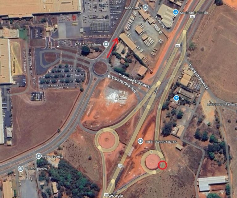 Interdição no trevo do DIMIC ocorre nesta quarta (16) para retirada de carreta tombada