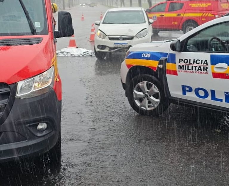 Motociclista morre após ser atingida e arrastada por carro em Uberlândia (MG)