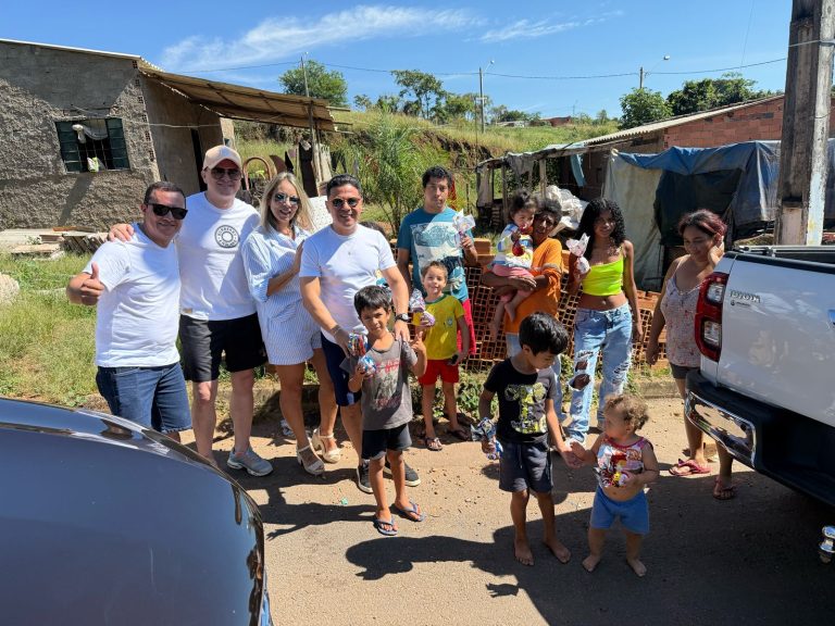 Empresário Ginerclei e amigos distribuem 500 ovos de Páscoa e fraldas em bairros de Catalão