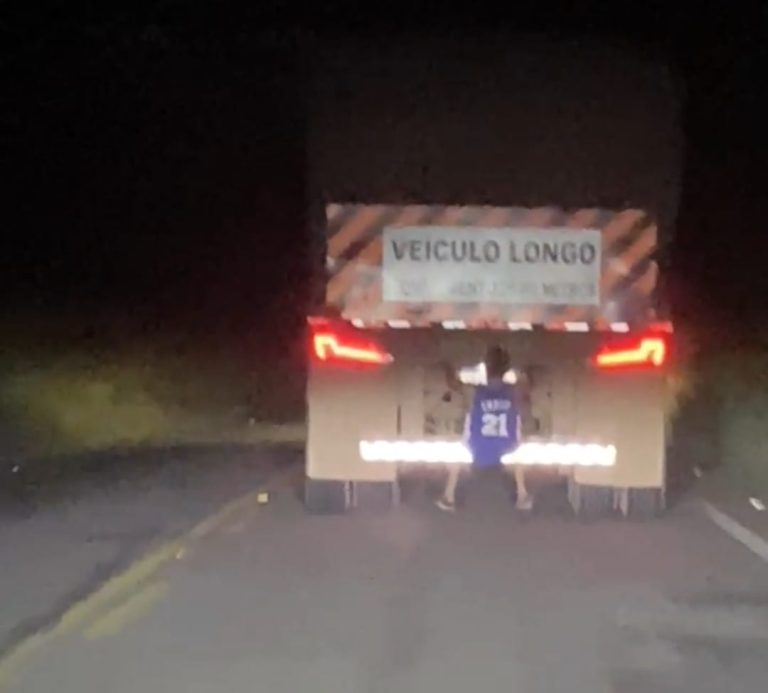 Imprudência: homem viaja pendurado em carreta na GO-330 entre Catalão e Ipameri