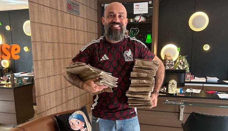 Renato Aires da InHouse Idiomas espalha livros pela cidade para incentivar a leitura