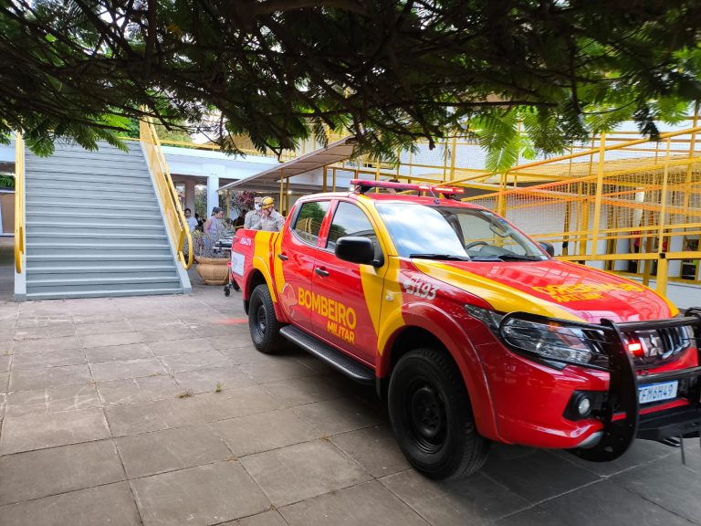 Bombeiros de Catalão resgatam menino de 8 anos com a perna presa em grade