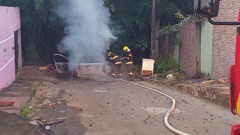 Veículo é destruído por incêndio criminoso após briga familiar, em Catalão
