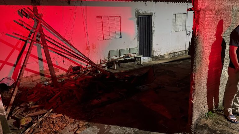 Mulher é atropelada acidentalmente pelo marido ao abrir portão, em Catalão