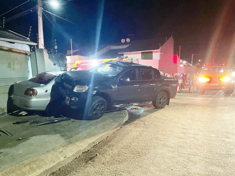 Mulher fica ferida em colisão entre dois carros no Setor Aeroporto, em Catalão