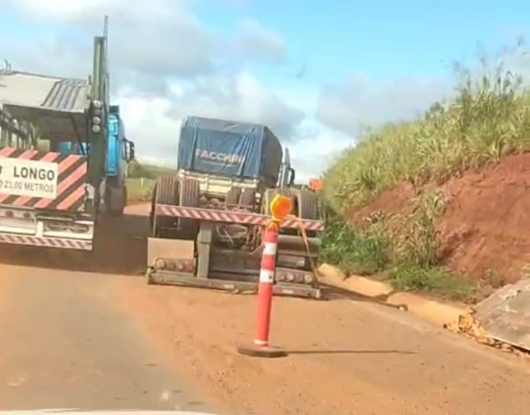 Mais uma carreta tomba após o DIMIC na BR-050 em Catalão