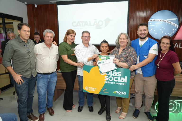 Cerimônia marca entrega de certificados e cartões do crédito social a formandos em Catalão