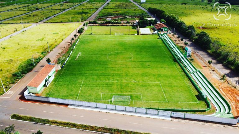 Pai de jogador tenta agredir árbitro durante partida em Catalão