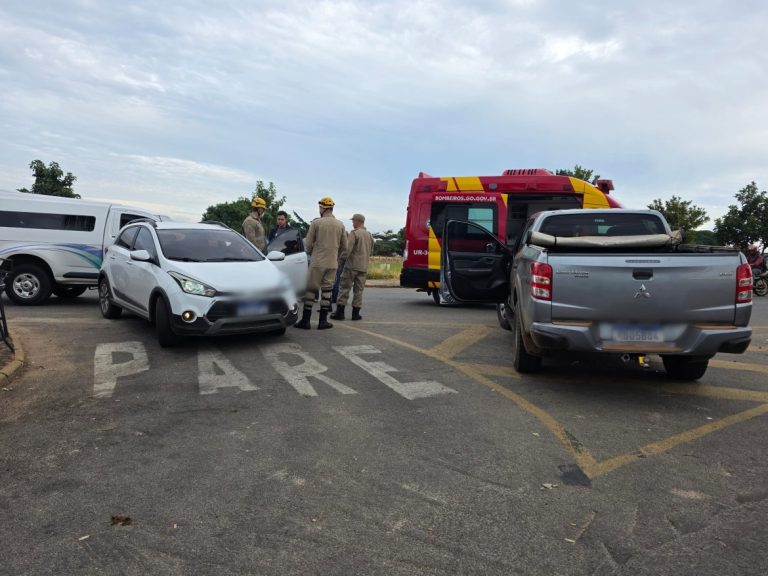 Colisão entre três veículos complica trânsito no bairro São José, em Catalão