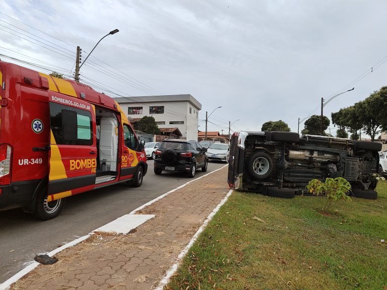 Caminhonete tomba após colisão na Ricardo Paranhos, em Catalão