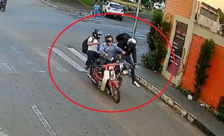 Pai e filho ficam feridos após serem atingidos por motociclista que empinava moto e avançou sinal em Catalão