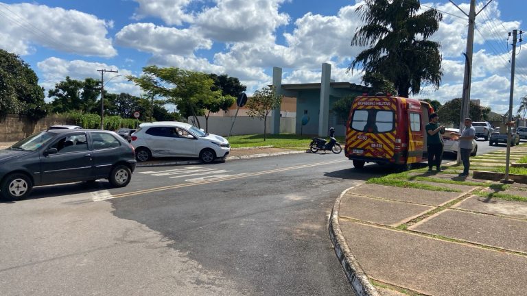 Acidente entre dois carros deixa homem ferido no bairro Vila União, em Catalão