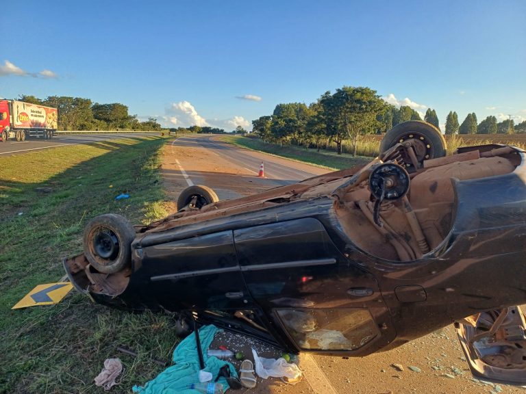 Condutora embriagada e sem CNH capota carro na BR-050, em Campo Alegre de Goiás