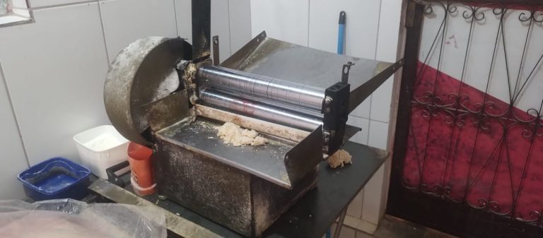 Mulher fica com a mão presa em cilindro de massa em pastelaria de Catalão