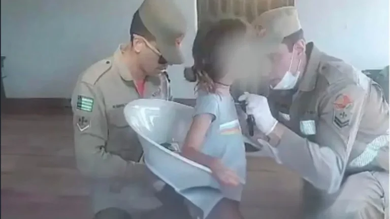 Criança é socorrida após prender enforca-gato no pescoço no interior de Goiás