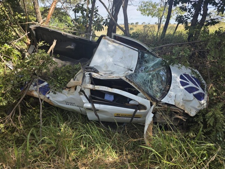 Motorista perde controle e capota carro na GO-330, entre Catalão e Ipameri