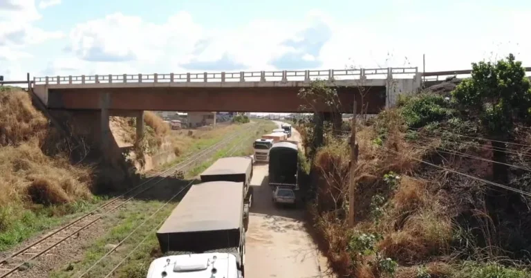 Metabase comemora anúncio de asfaltamento da estrada das mineradoras