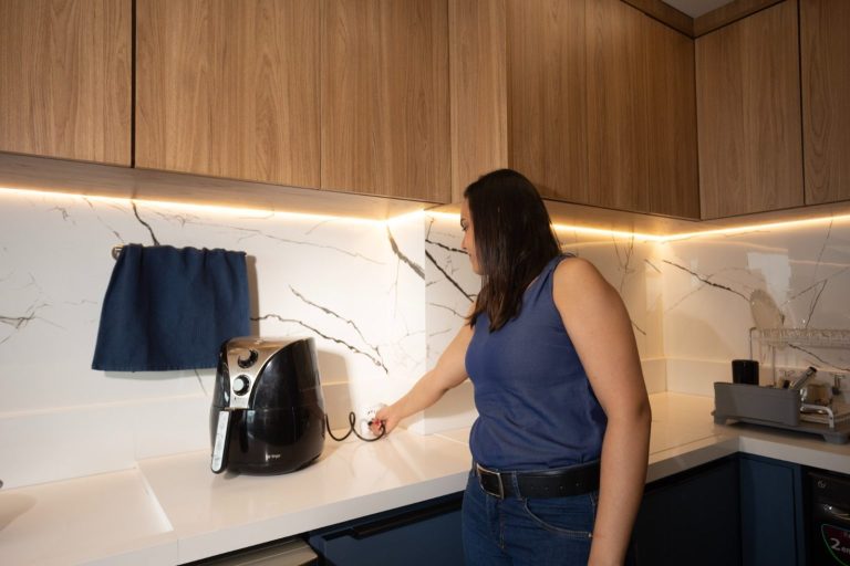 Conta de luz mais cara em junho: veja como economizar com a bandeira vermelha