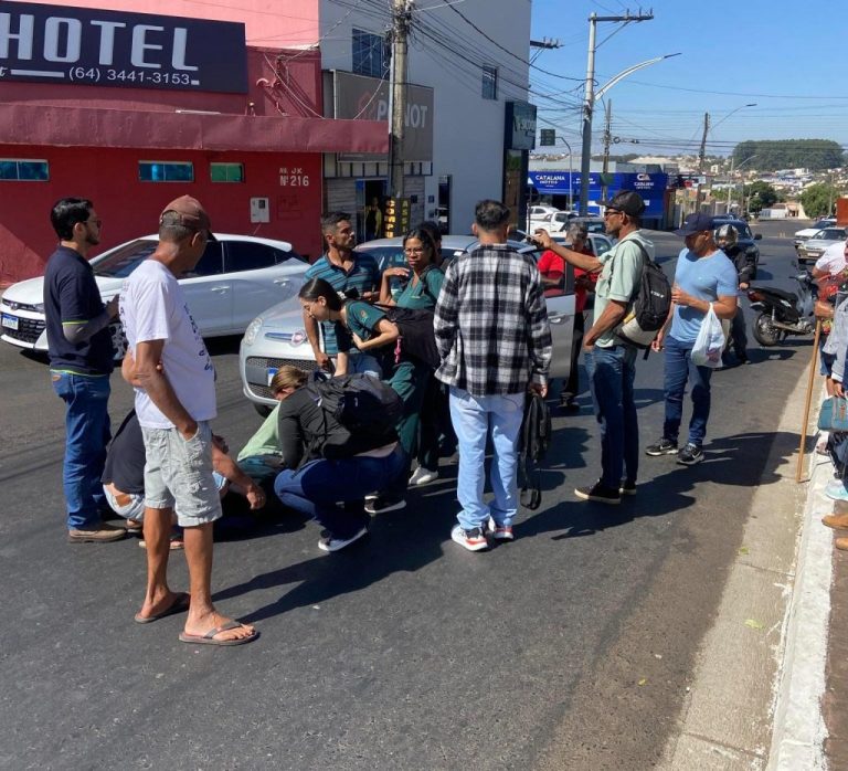 Motociclista fica debaixo de carro em acidente no bairro São João, em Catalão