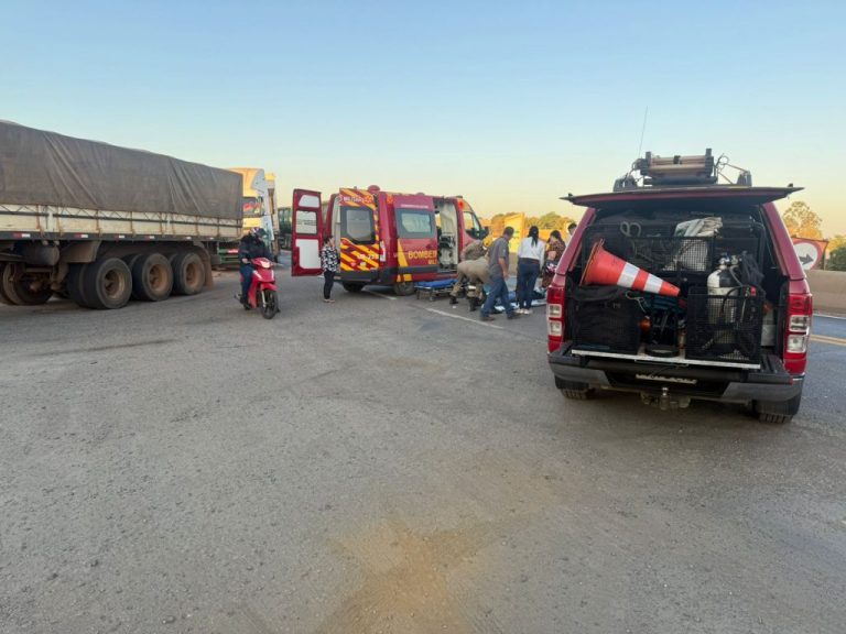 Mototaxista fica gravemente ferido em acidente com carreta na BR-050, em Catalão