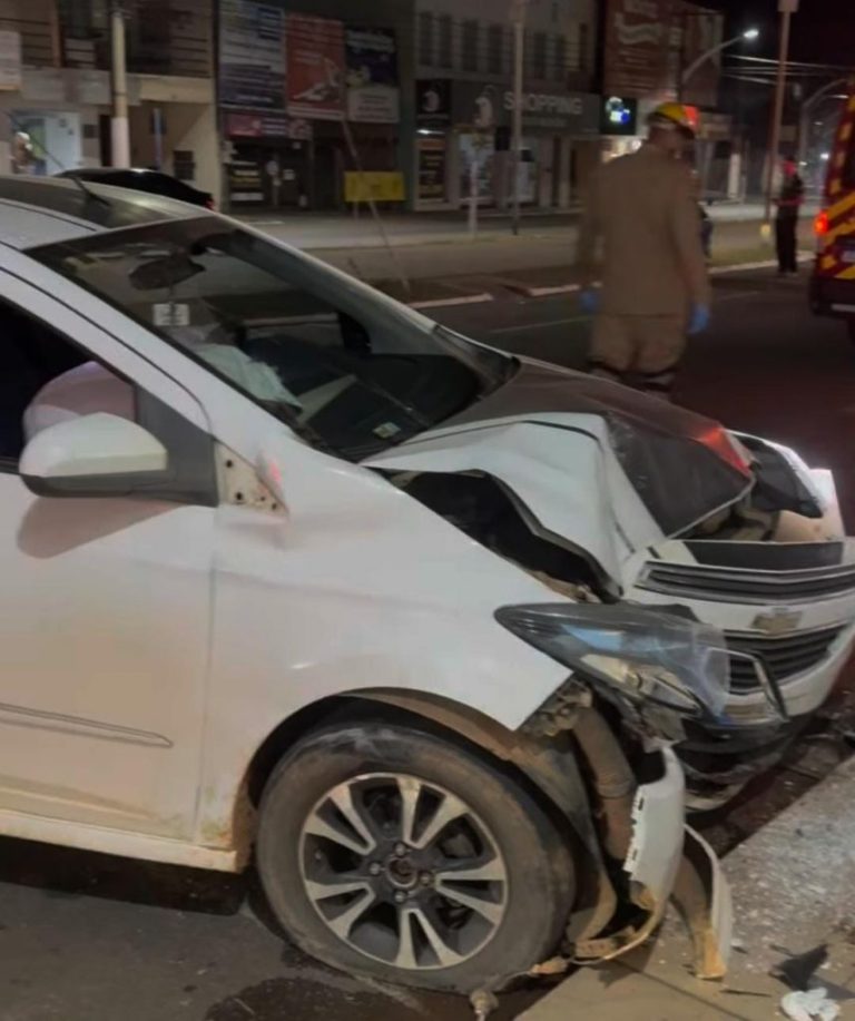 Carro bate em poste e fio solto causa queda de motociclista em Catalão