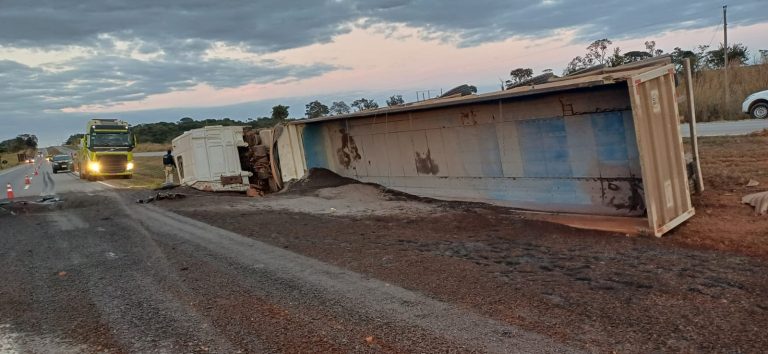 Carreta tomba na BR-050 em Davinópolis e motorista fica gravemente ferido