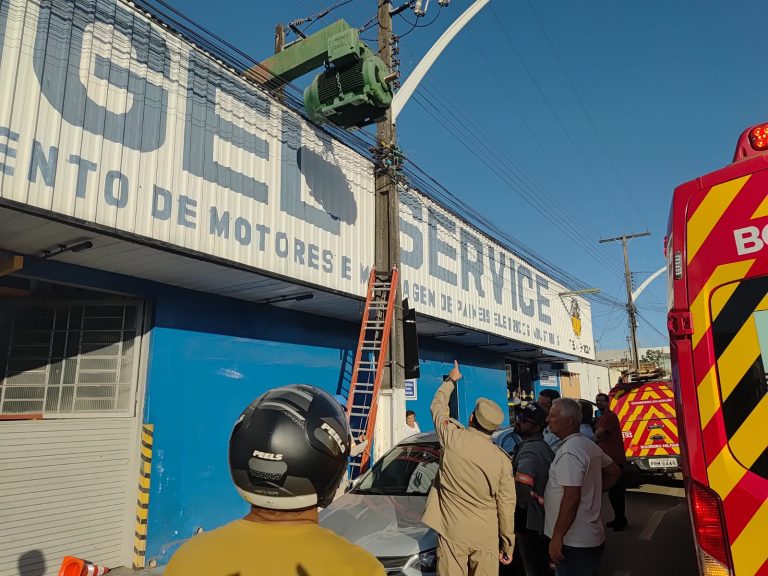 Jovem sofre choque elétrico durante manutenção em rede de internet em Catalão