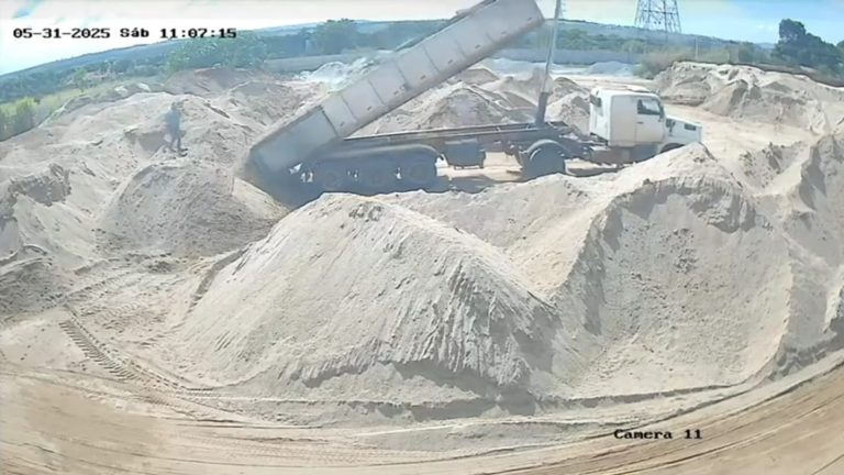 Caminhão tem cabine esmagada após falha mecânica em Catalão