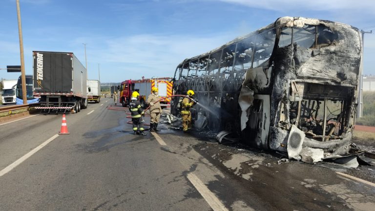 Incêndio atinge ônibus de passageiros na BR-153, em Goiânia